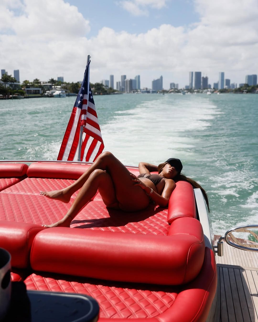 Ludmilla aproveita passeio de iate de luxo em Miami após estreia da turnê Numanice